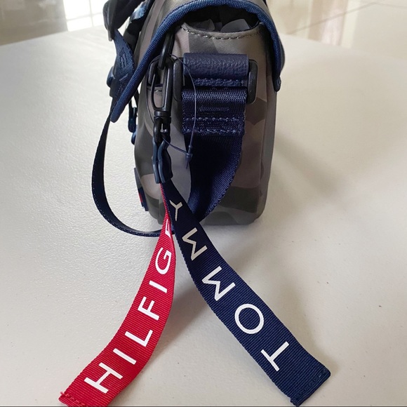 TOMMY HILFIGER  CAMO CROSSBODY - Picture 2 of 8